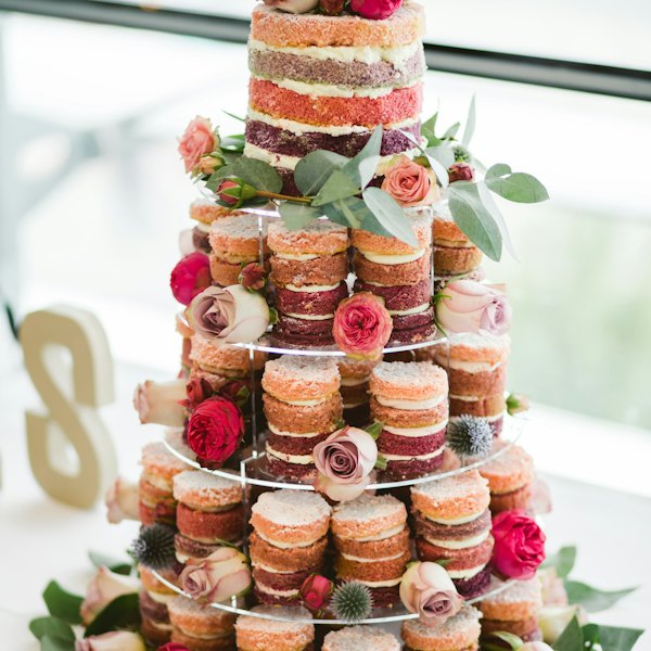 Pièce montée décorée de roses fraîches