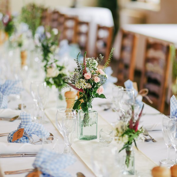 Tables de réception décorées de petits bouquets