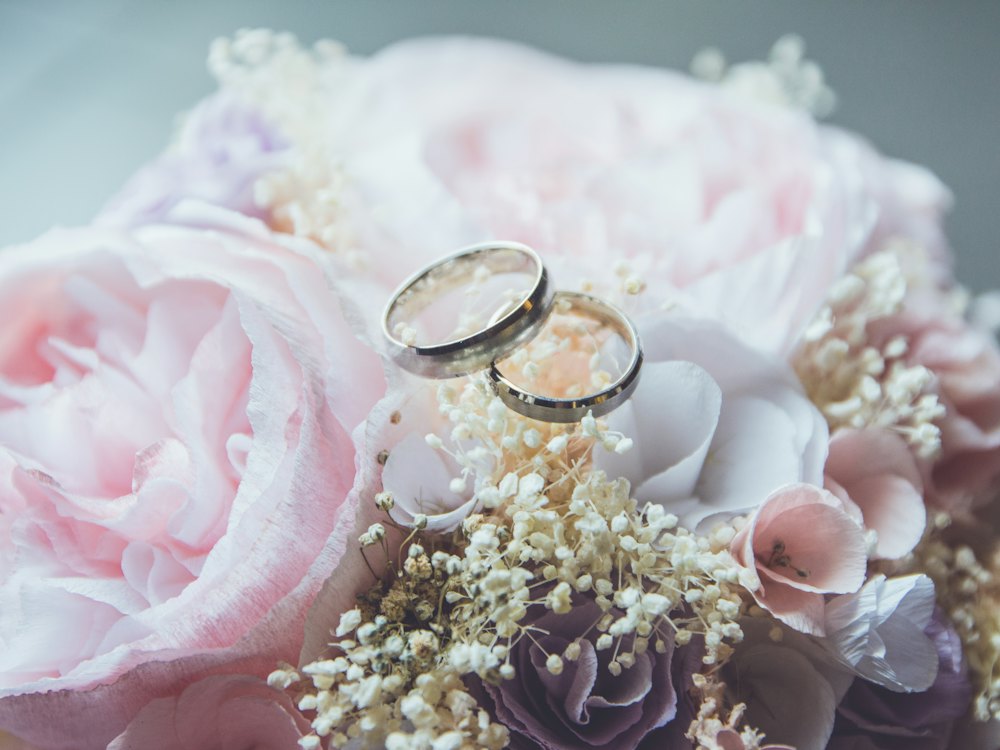 Alliances posées sur des roses pâles
