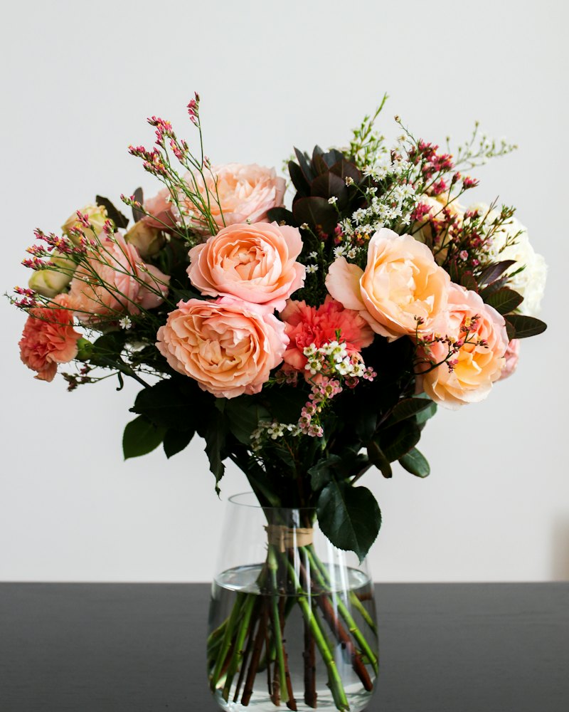 Bouquet champêtre de fleurs et feuillages variés